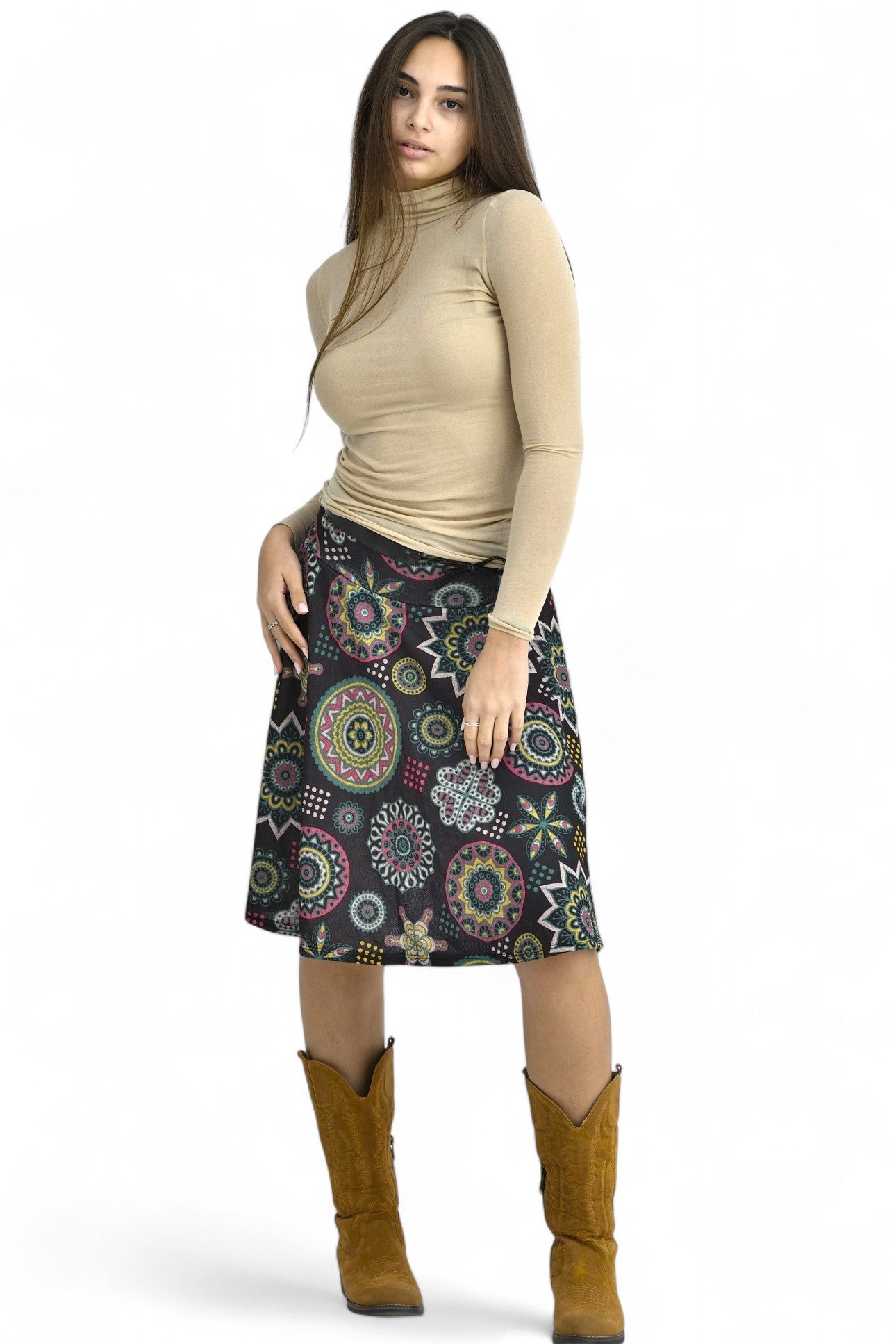 Fustă midi neagră cu imprimeu etnic, vedere laterală pe model, asortată cu bluză bej.
