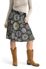 Fustă midi neagră cu imprimeu etnic colorat, croială amplă și design artistic.