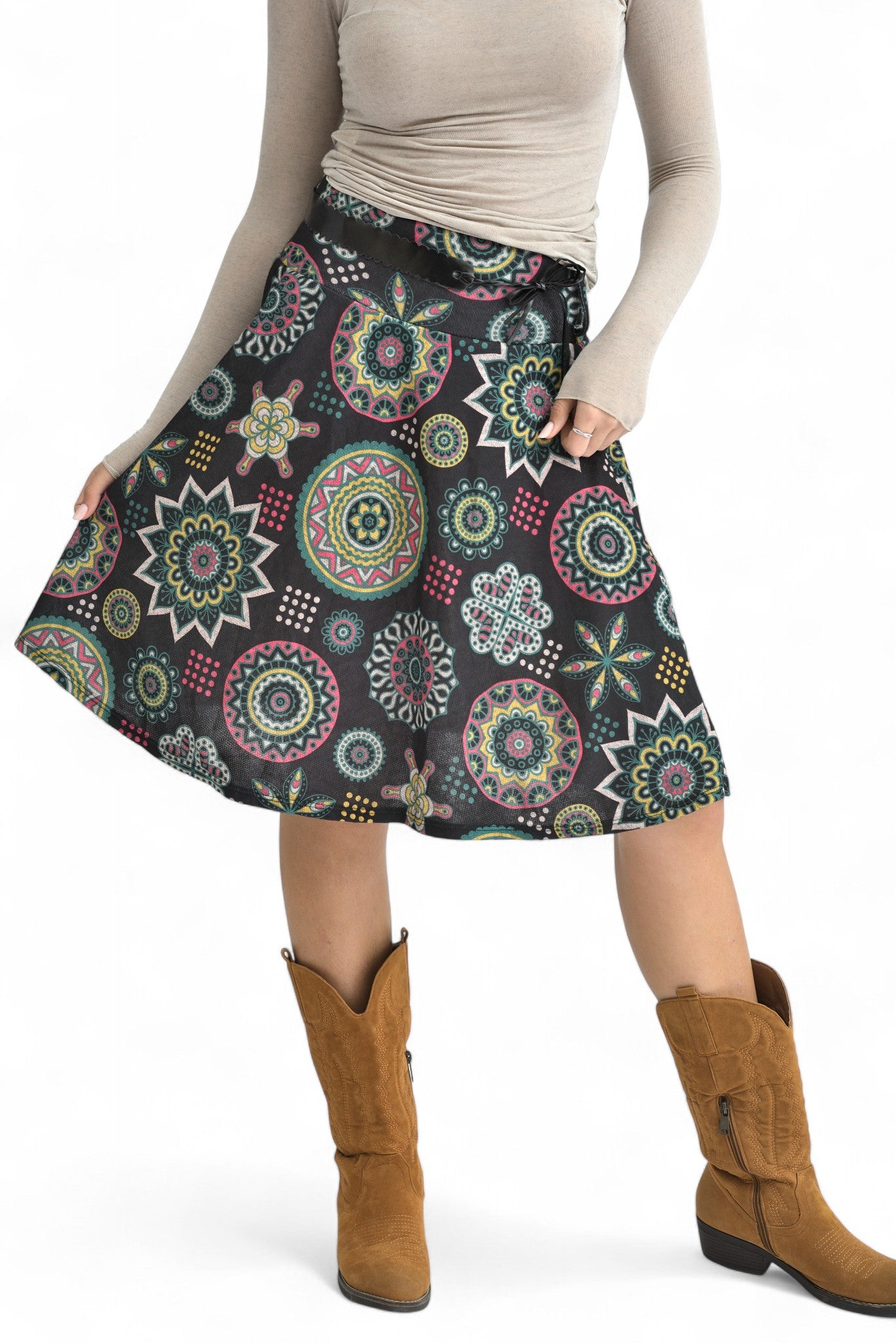 Fustă midi neagră cu imprimeu etnic multicolor, vedere frontală pe model.