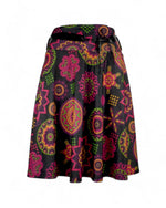 Fustă midi neagră cu imprimeu etnic, vedere din spate, design amplu și lejer.