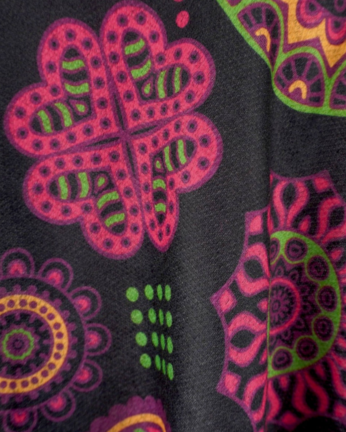 Fustă midi neagră cu imprimeu etnic colorat, vedere completă din spate pe fundal alb.