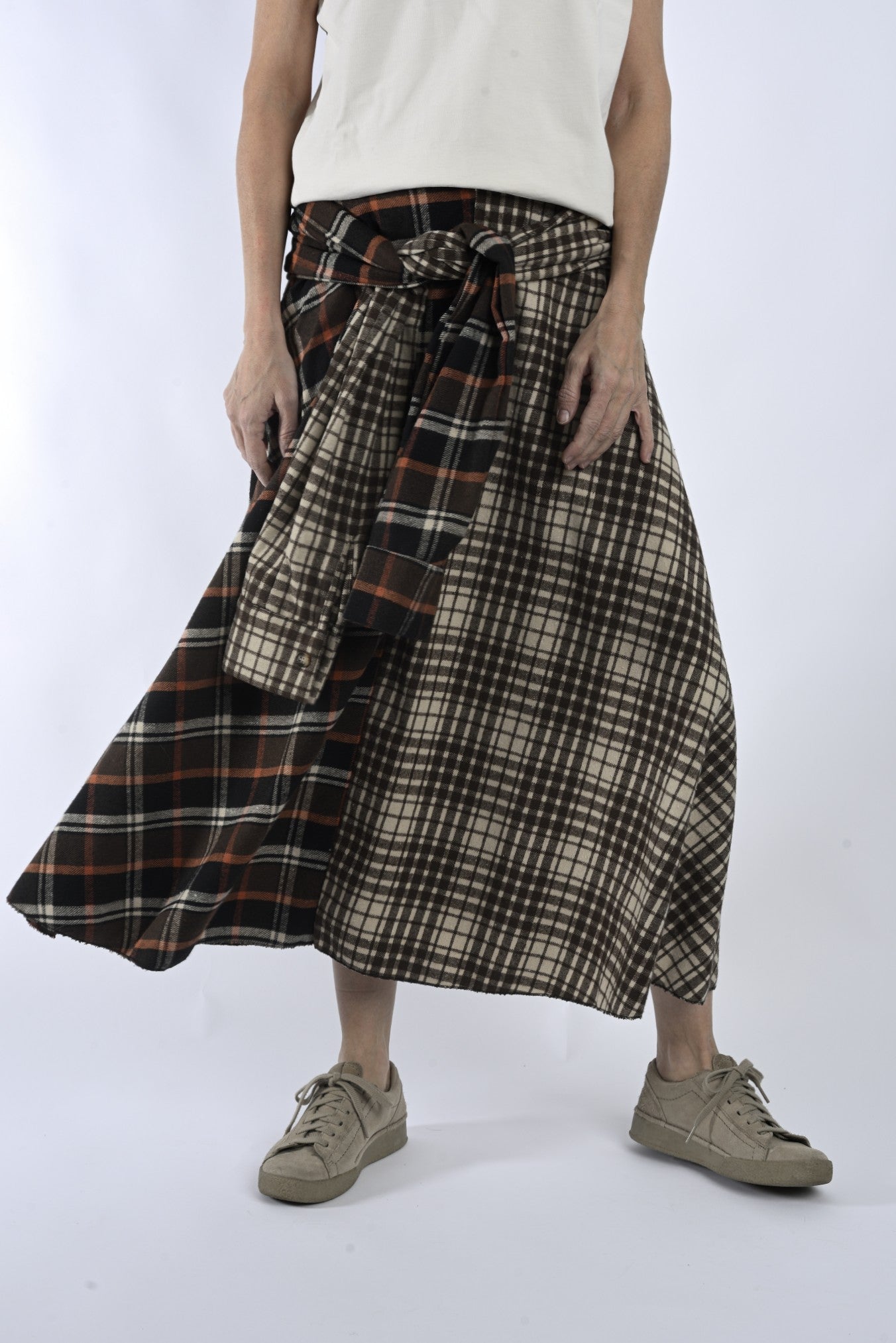 Fustă midi petrecută cu imprimeu în carouri, talie reglabilă și croială amplă, prezentată din față.