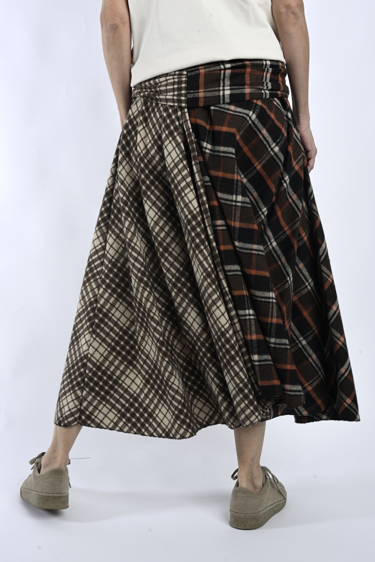 Vedere din spate a fustei midi petrecute, cu volum amplu și imprimeu în carouri în tonuri calde.