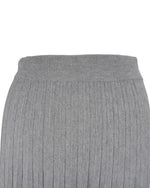 Talie elastică și finisaje plisate, evidențiind eleganța unei fuste gri midi.