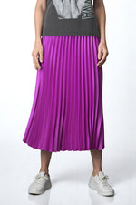 Fustă midi plisată în mov fucsia intens, cu talie elastică și finisaj satinat elegant