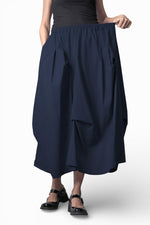 Fustă midi bleumarin cu croială balon, cu buzunare laterale și talie elastică