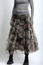 Fustă midi din tulle cu imprimeu floral, talie elastică și cădere lejeră, purtată cu top gri.