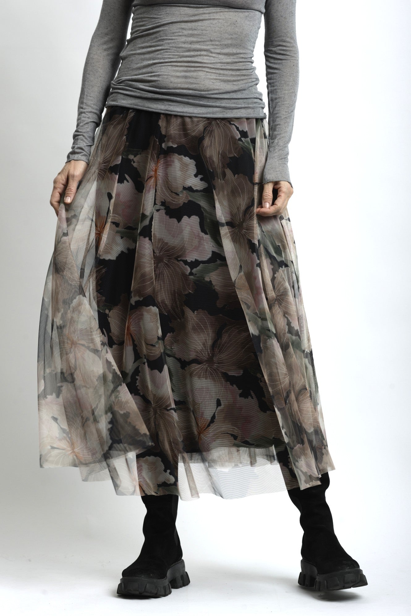 Fustă midi din tulle floral, integrată într-o ținută casual-boemă cu bocanci.