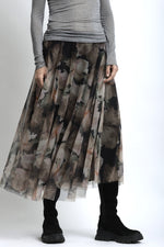 Vedere laterală fustă midi din tulle floral, cu strat vaporos și mișcare fluidă.