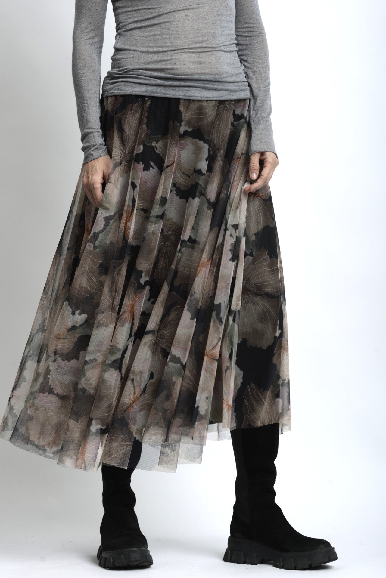 Vedere laterală fustă midi din tulle floral, cu strat vaporos și mișcare fluidă.