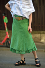  Fustă midi verde cu croială lejeră și textură creponată, accesorizată cu curea cu cataramă rotundă.