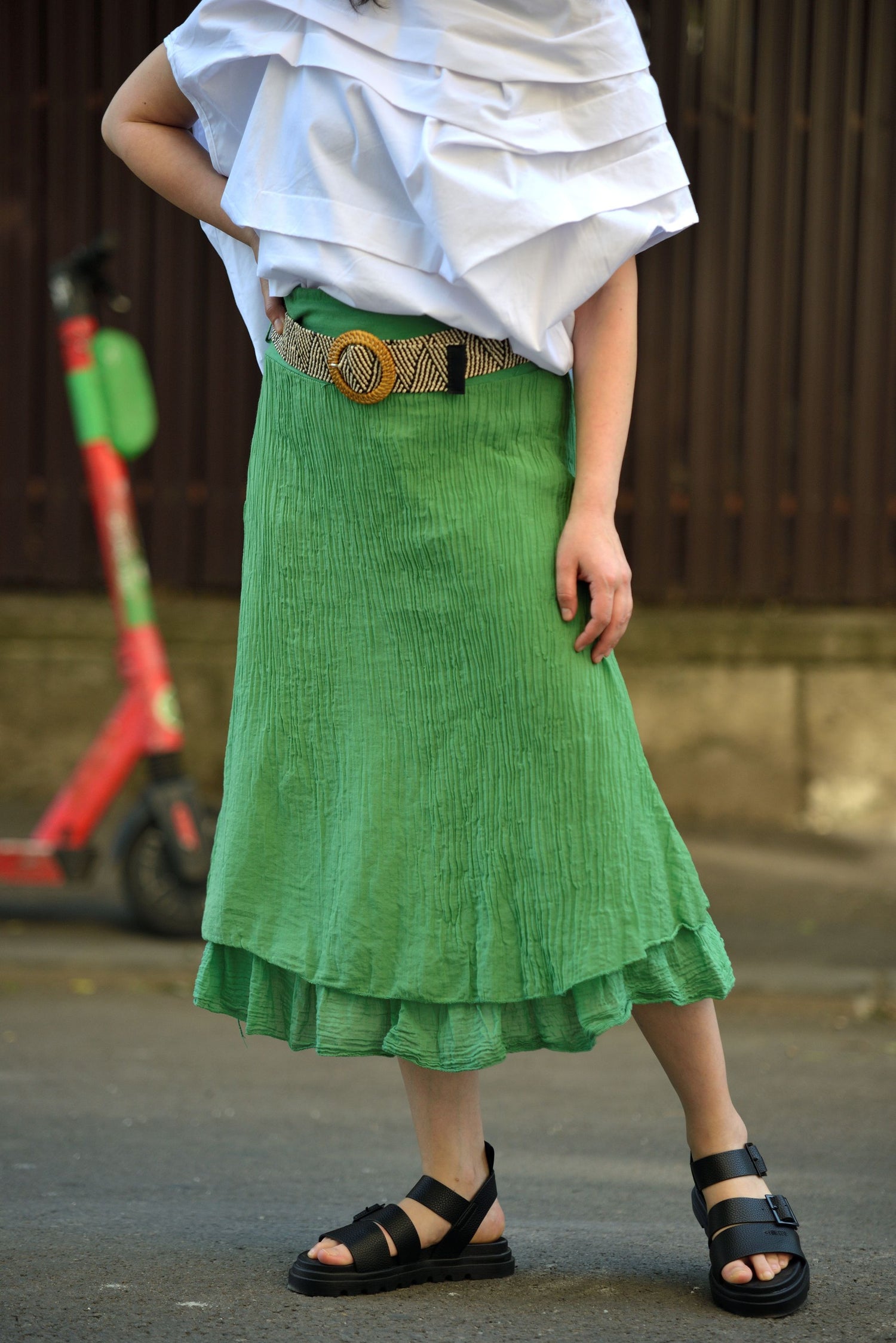  Fustă midi verde cu croială lejeră și textură creponată, accesorizată cu curea cu cataramă rotundă.
