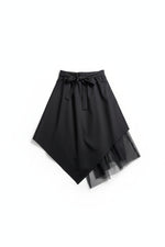 Fustă neagră asimetrică cu strat de tul, prezentată flat lay, cu fundă decorativă în talie.