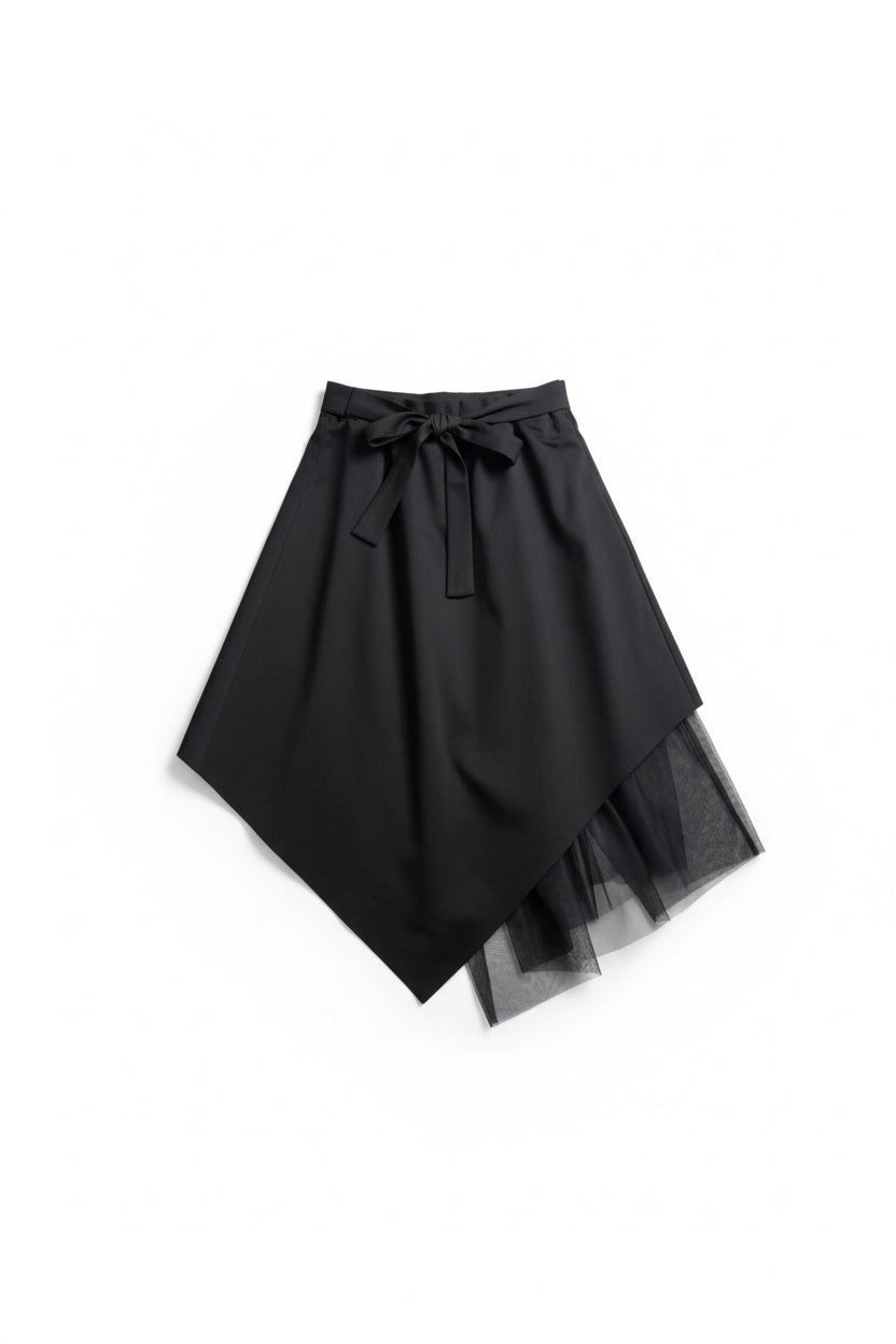 Fustă neagră asimetrică cu strat de tul, prezentată flat lay, cu fundă decorativă în talie.