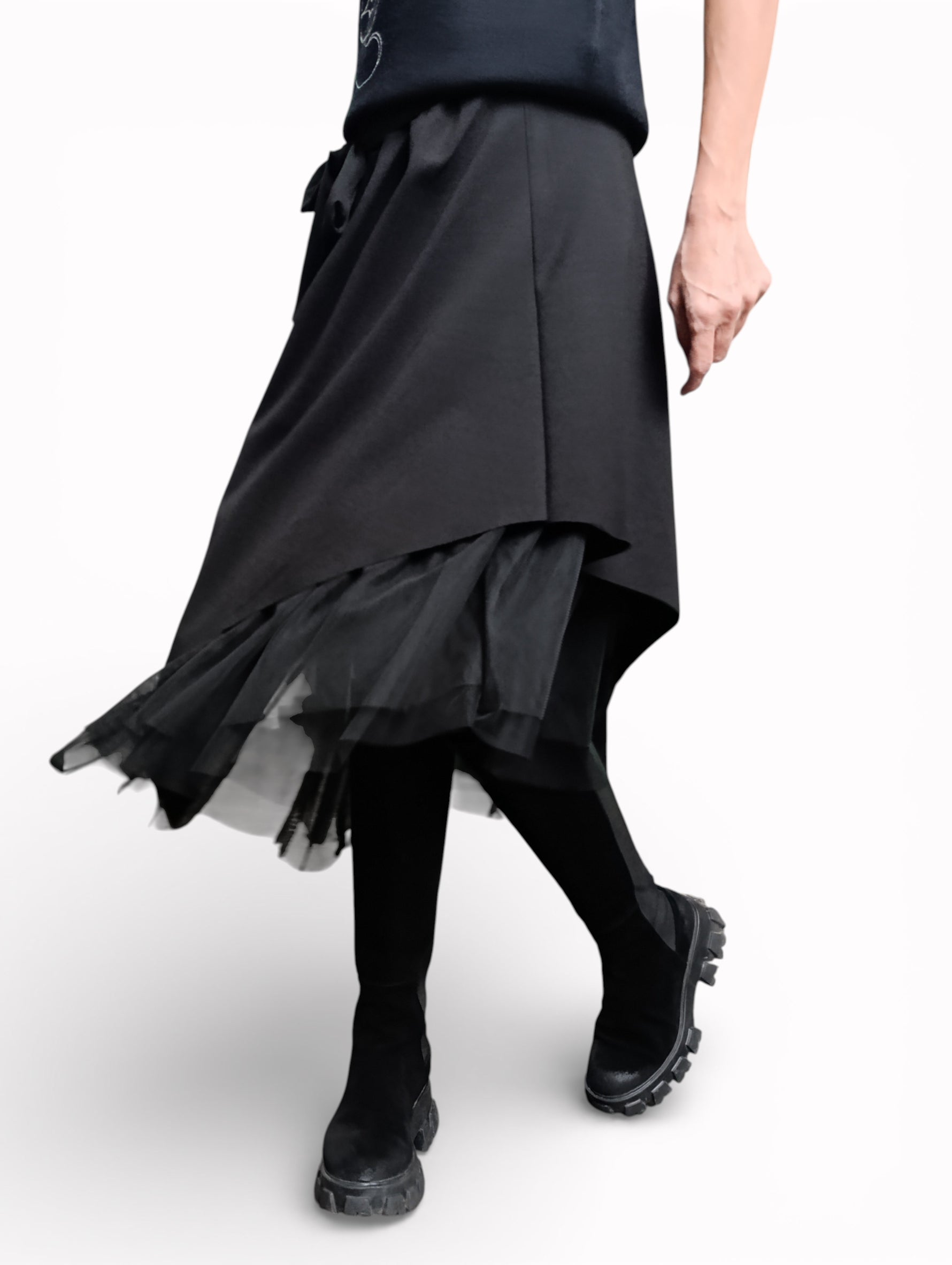 Fustă neagră cu tul, vedere frontală, talie elastică și tiv asimetric, purtată cu bocanci.