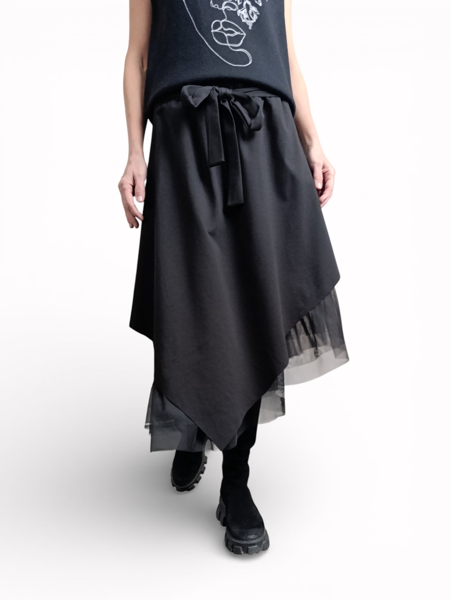 Fustă neagră cu tul, vedere frontală, talie elastică și tiv asimetric, purtată cu bocanci.