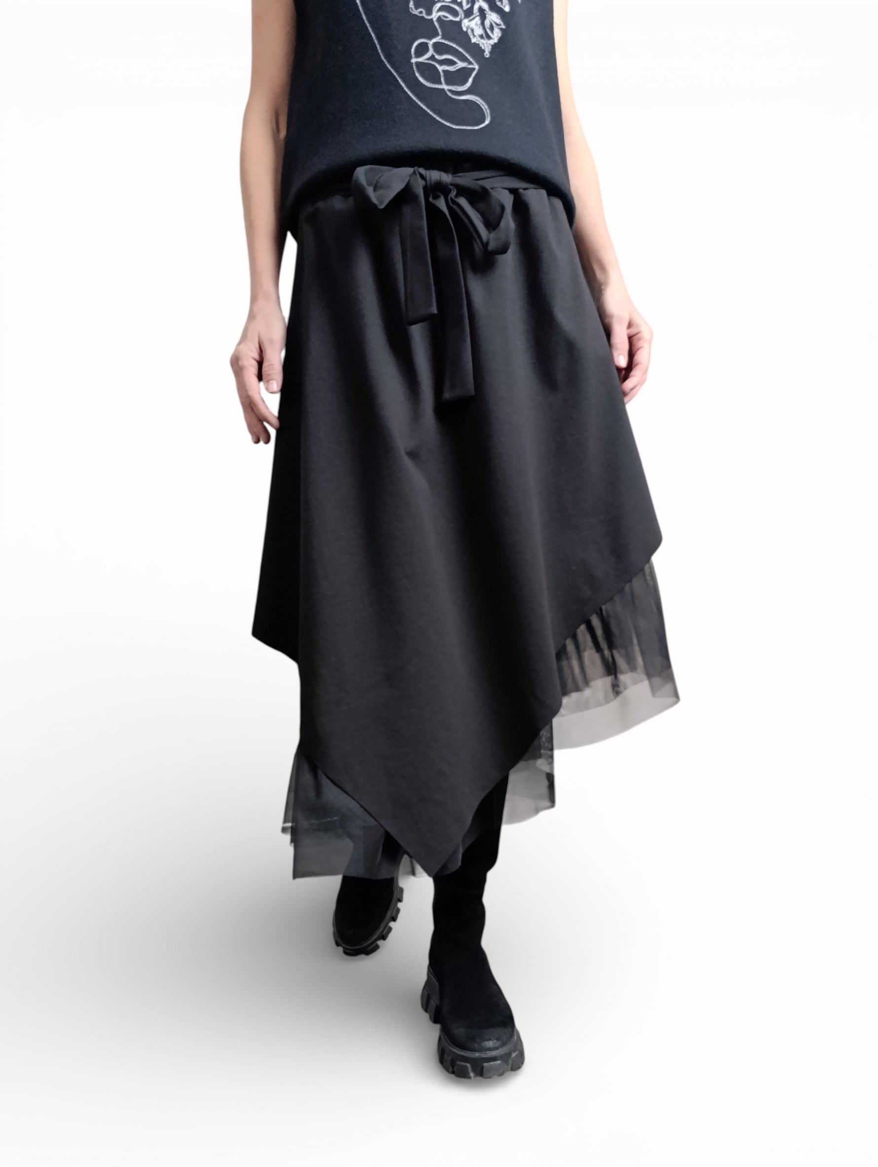Fustă neagră cu tul, vedere frontală, talie elastică și tiv asimetric, purtată cu bocanci.