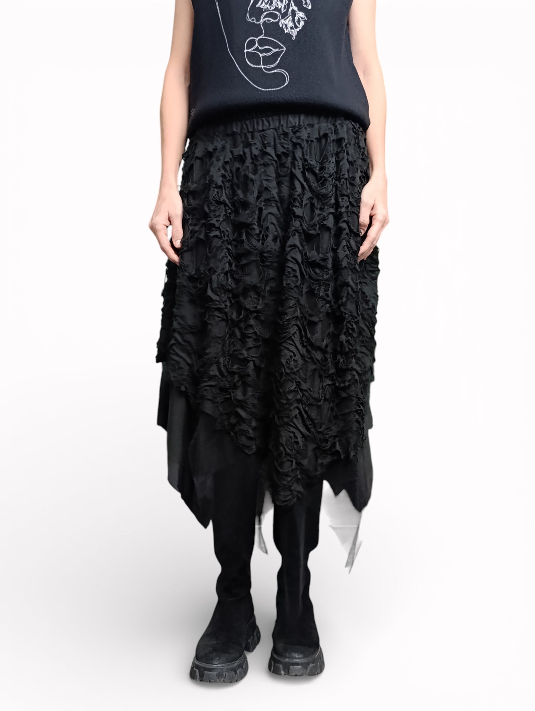 Detaliu textură devoré pe fustă neagră, cu suprapuneri și finisaj boem.