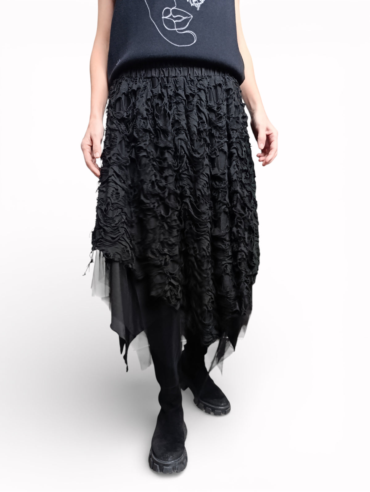 Fustă neagră cu efect de rupturi decorative și strat translucid, vedere frontală.