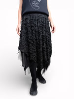 Fustă neagră cu efect de rupturi decorative și strat translucid, vedere frontală.