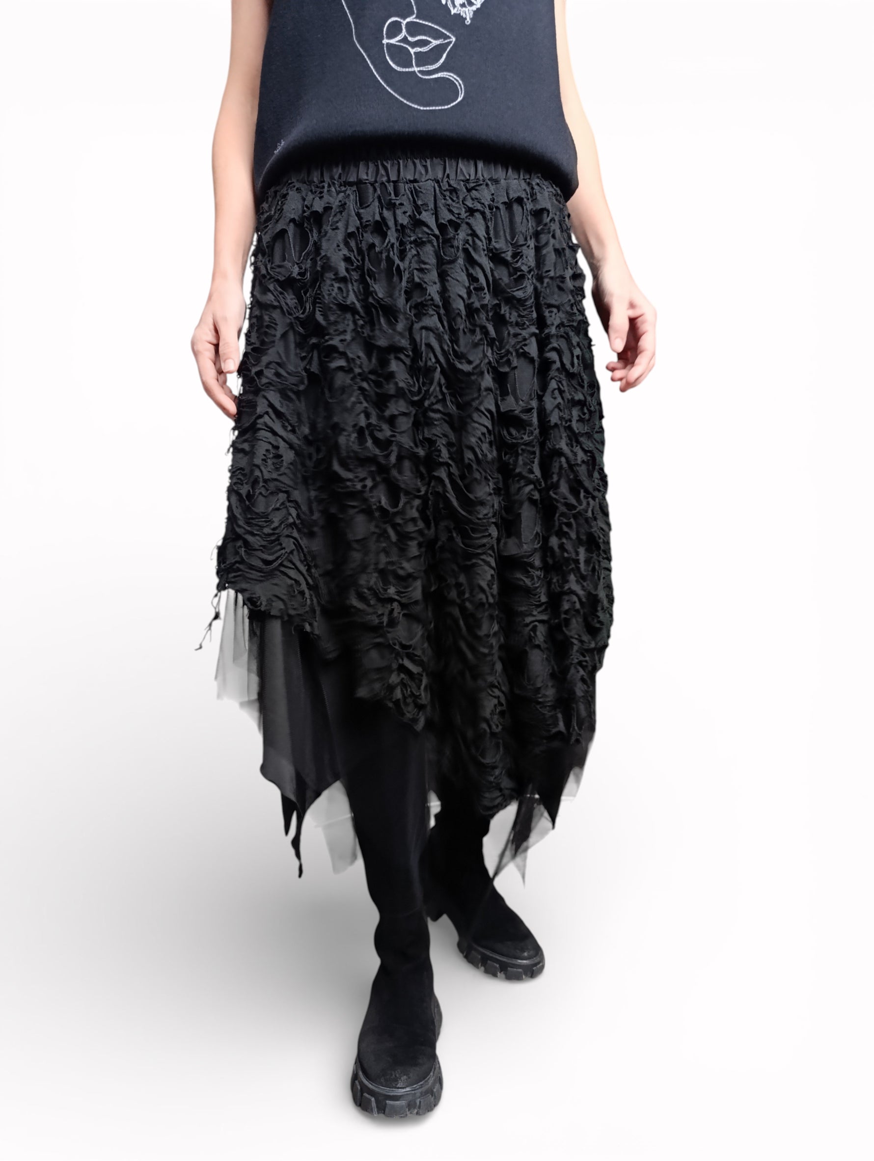 Fustă neagră cu efect de rupturi decorative și strat translucid, vedere frontală.