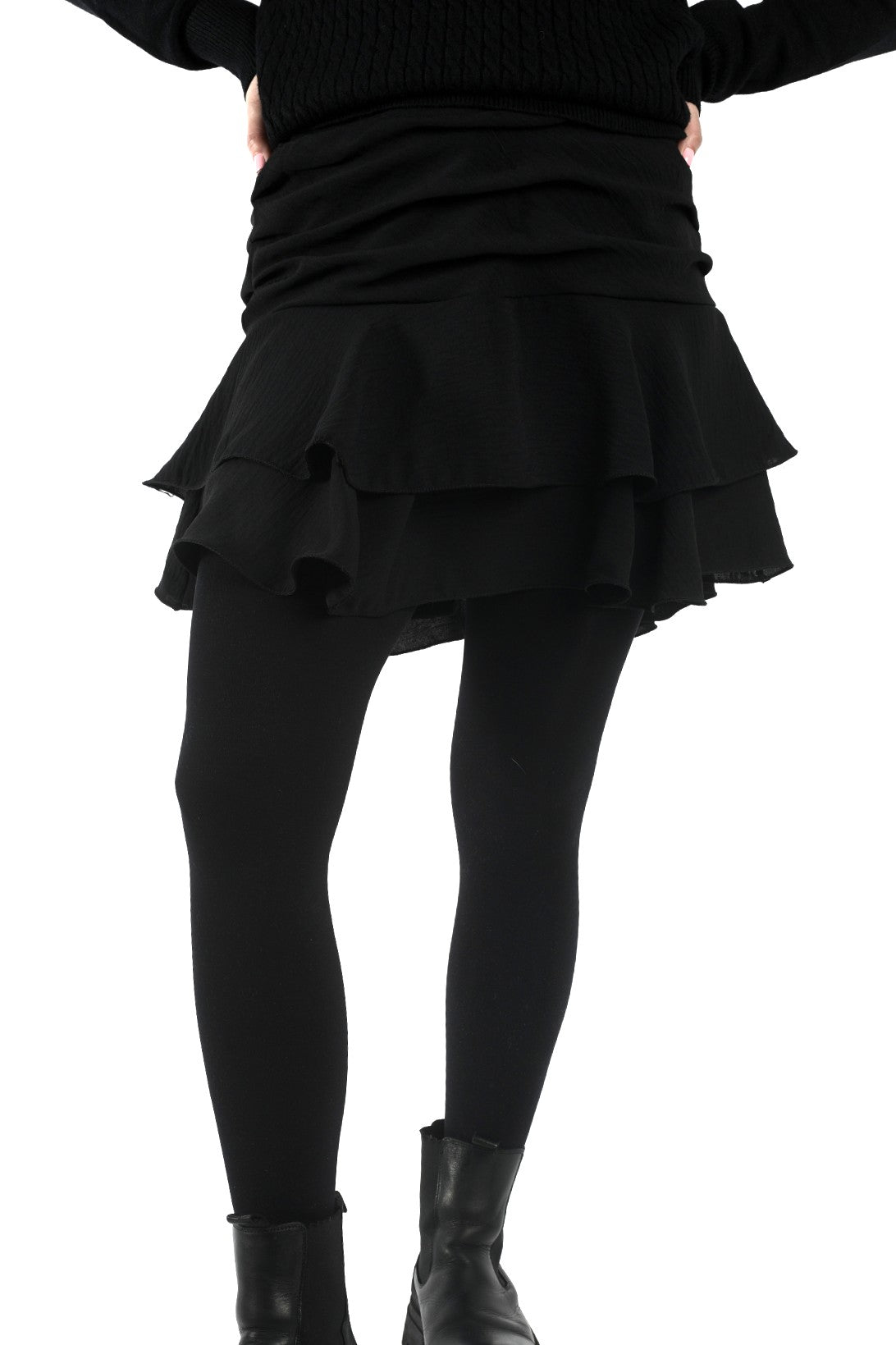 Vedere din spate a fustei scurte negre cu falduri și jupă pantalon, talie confortabilă și finisaj curat.