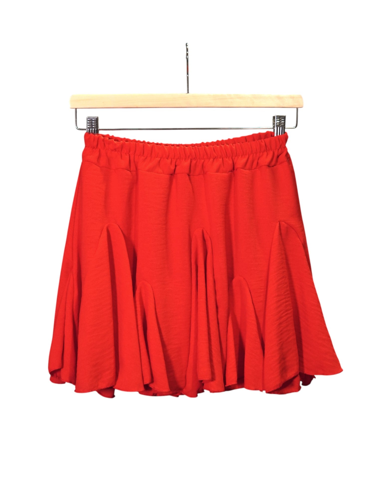 Fustă scurtă cloș de culoare roșie, cu volane decorative și talie elastică.