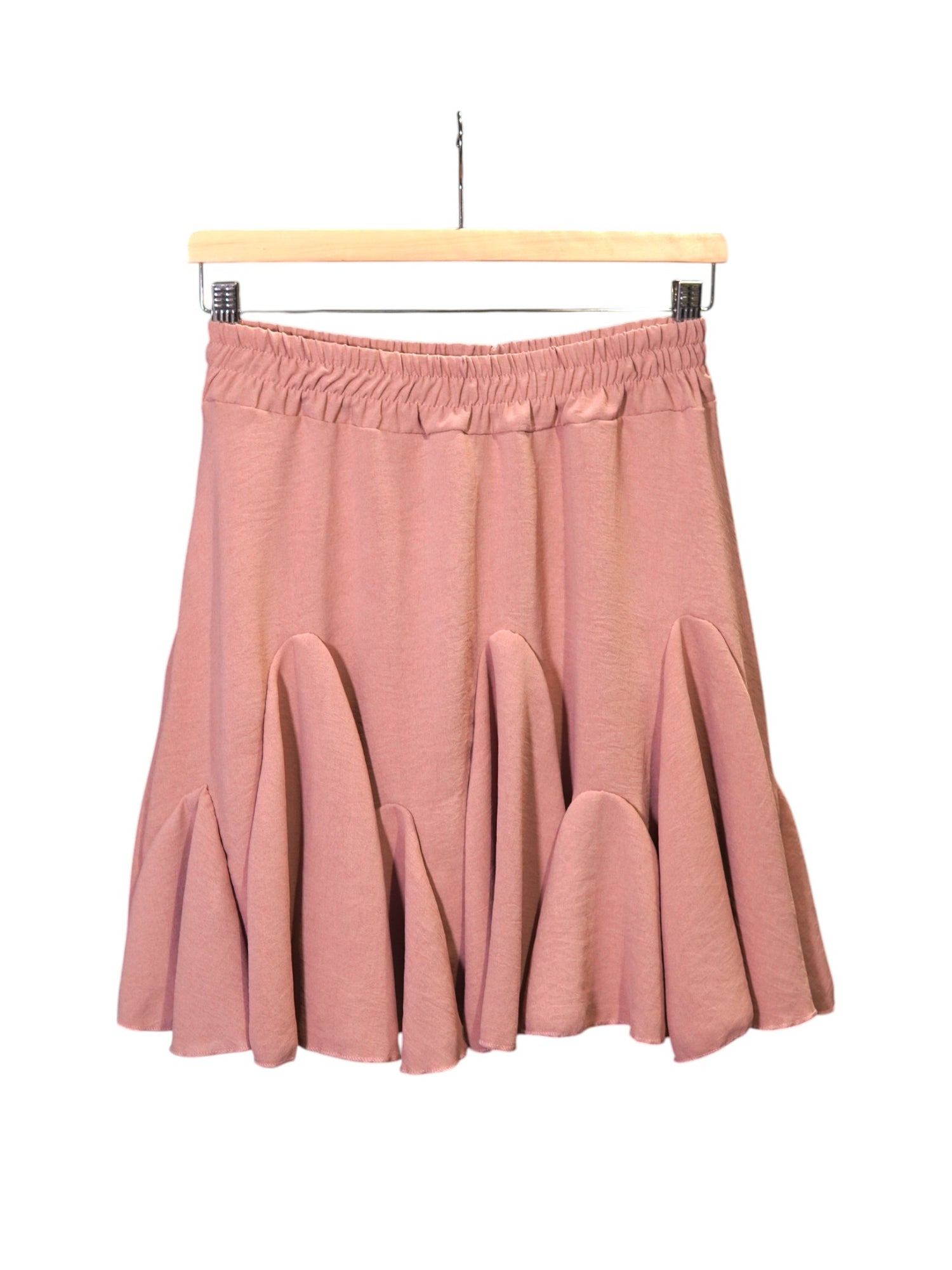  Fustă scurtă cloș de culoare roz prăfuit, cu volane elegante și talie elastică.