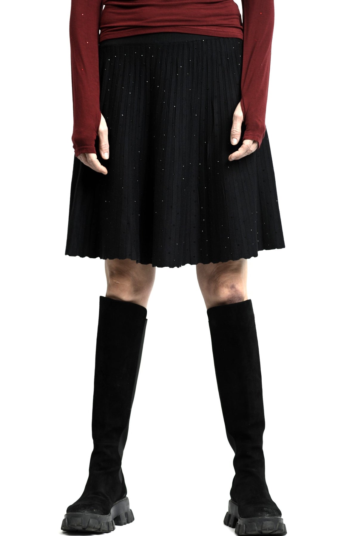 Fustă scurtă neagră din tricot, cu straturi fine și cădere ușoară, vedere frontală, styling minimalist.