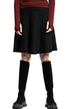 Fustă scurtă neagră din tricot, cu straturi fine și cădere ușoară, vedere frontală, styling minimalist.