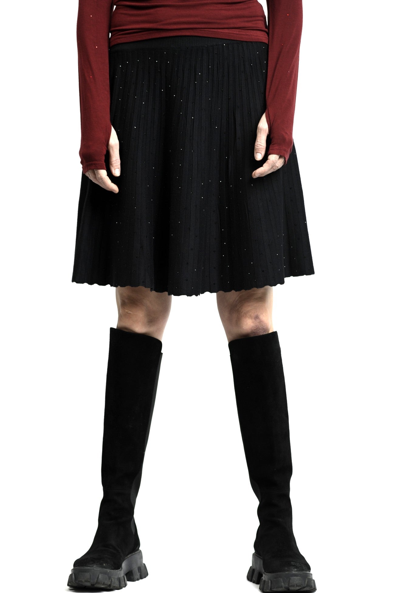 Fustă scurtă neagră din tricot, cu straturi fine și cădere ușoară, vedere frontală, styling minimalist.