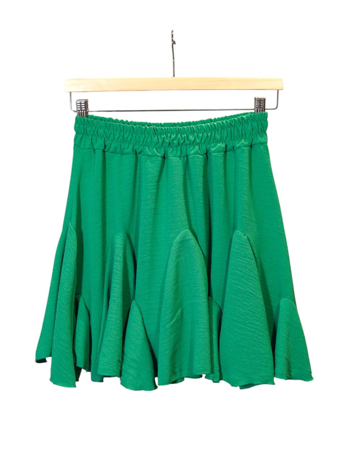  Fustă scurtă cloș în nuanță de verde intens, cu pliuri și volane, talie elastică confortabilă.