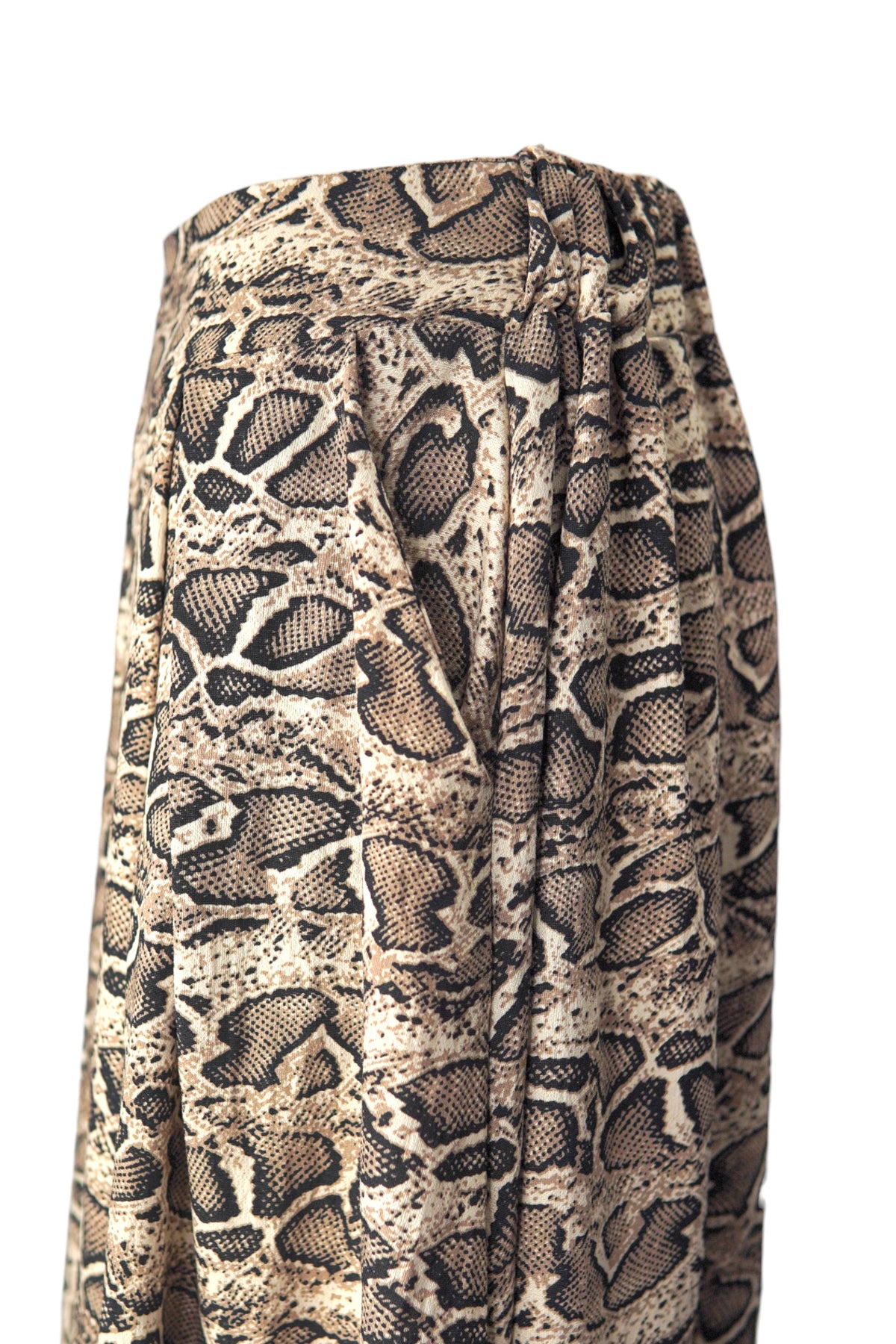  Detaliu lateral al fustei snake print, evidențiind buzunarul ascuns și textura materialului.