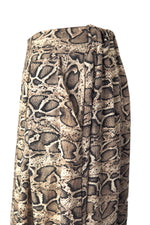  Detaliu lateral al fustei snake print, evidențiind buzunarul ascuns și textura materialului.