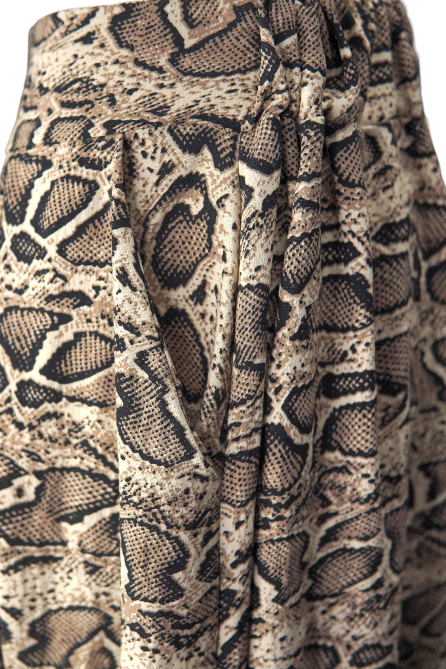 Gros-plan al texturii fustei snake print, material moale cu aspect ușor lucios.