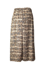 Fustă lungă cu imprimeu snake print, croială cu pliuri fine în partea frontală.