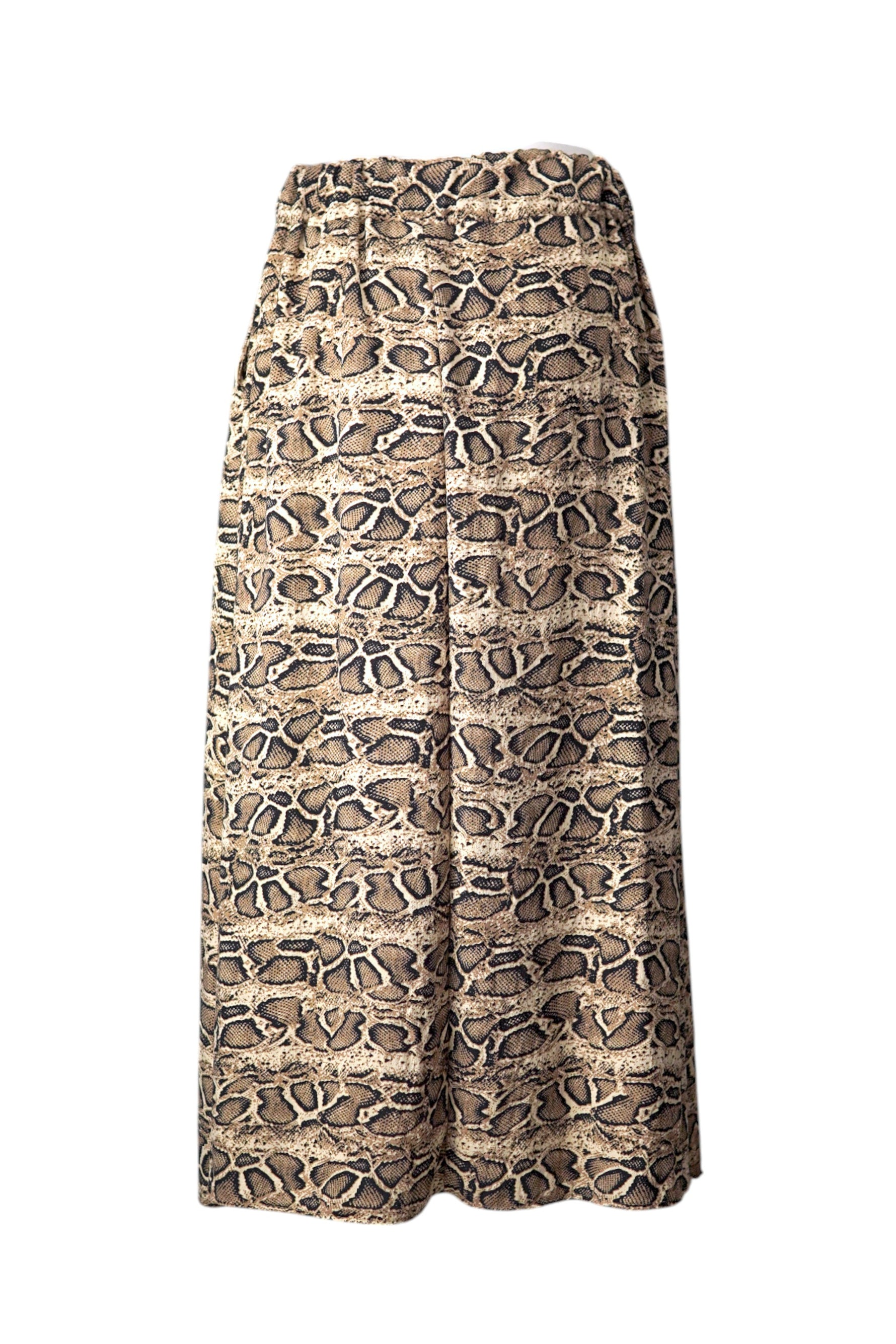 Fustă lungă cu imprimeu snake print, croială cu pliuri fine în partea frontală.
