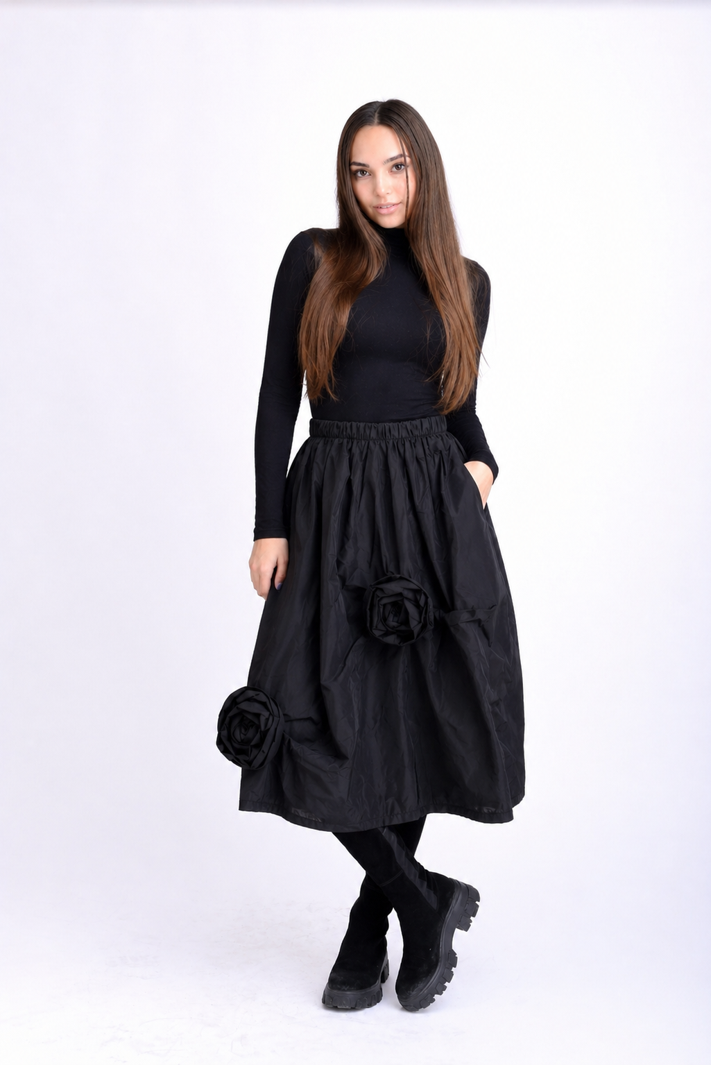 Fustă negru tip tafta, croială amplă, cu flori aplicate decorativ și talie elastică, purtată pe model.