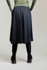 Vedere din spate a fustei tip A din bumbac, cu talie elastică și lungime midi.