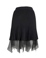 Fustă scurtă din tricot plisat cu strat de tul transparent, vedere din față, elegantă și versatilă.
