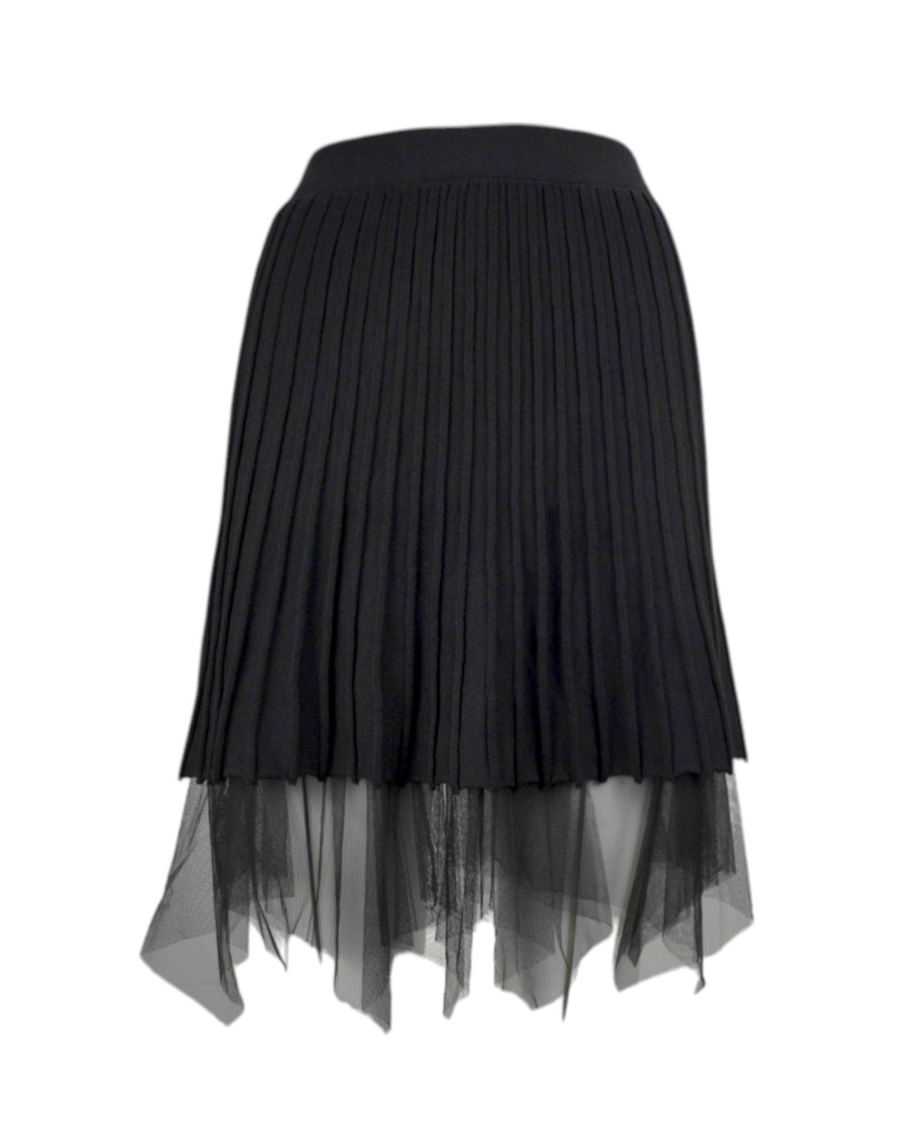Fustă scurtă din tricot plisat cu strat de tul transparent, vedere din față, elegantă și versatilă.
