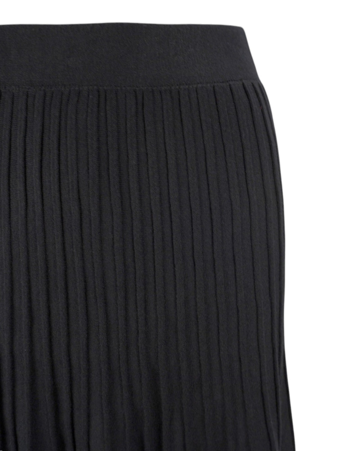 Detaliu al materialului plisat din tricot negru combinat cu strat transparent din tul, elegant și modern.