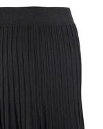 Detaliu al materialului plisat din tricot negru combinat cu strat transparent din tul, elegant și modern.