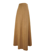 Vedere laterală a unei fuste lungi din tricot gros, cu model reliefat și design elegant.
