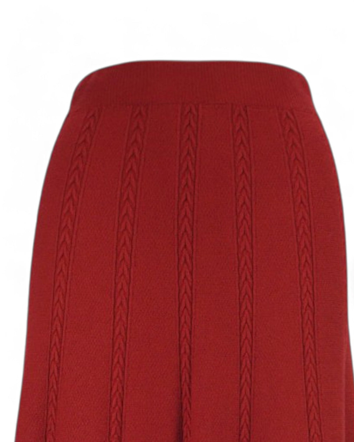 Detaliu al materialului roșu din tricot gros al unei fuste clos cu model împletit.
