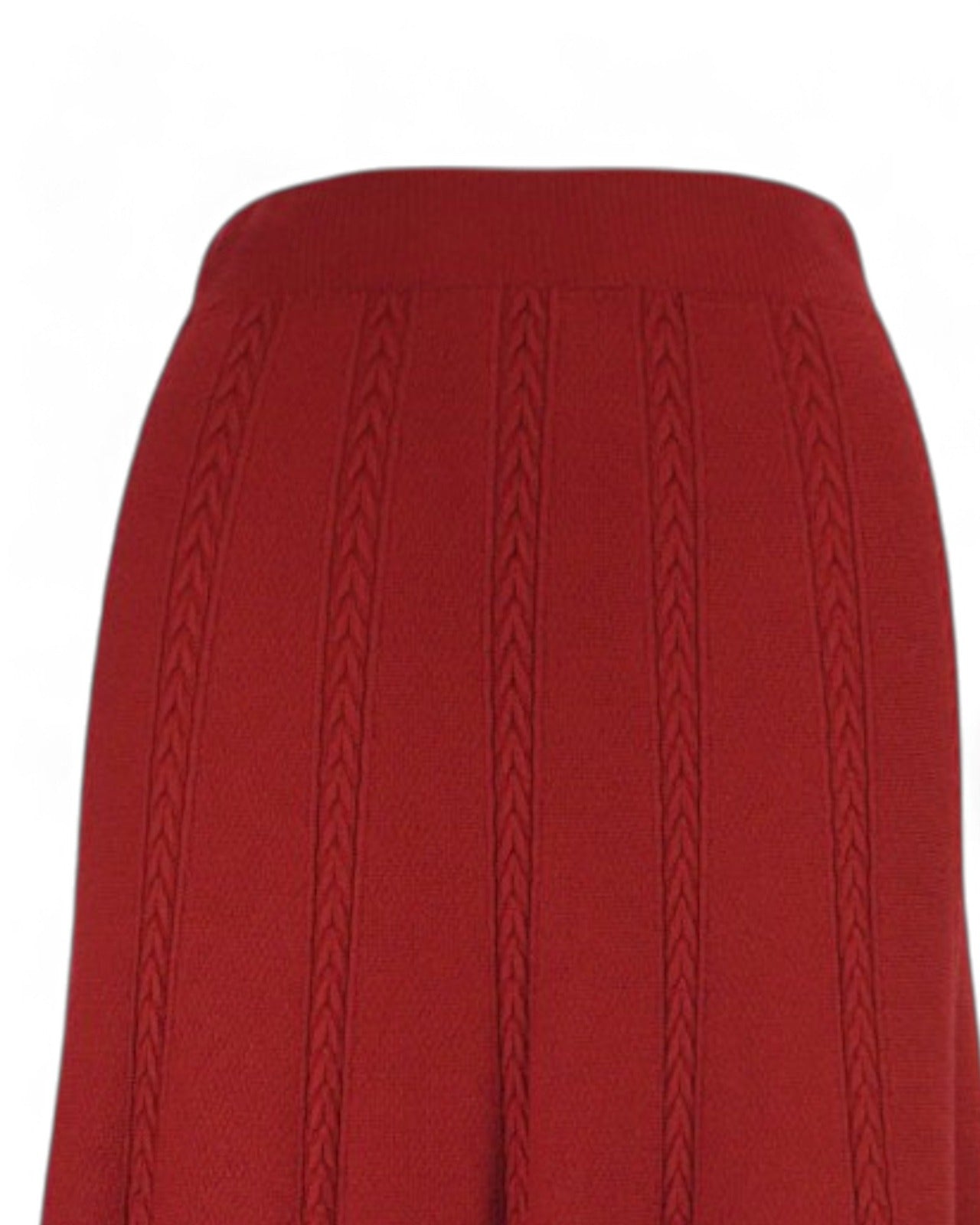 Detaliu al materialului roșu din tricot gros al unei fuste clos cu model împletit.