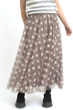 Vedere frontala a unei fuste din tul grej cu buline albe