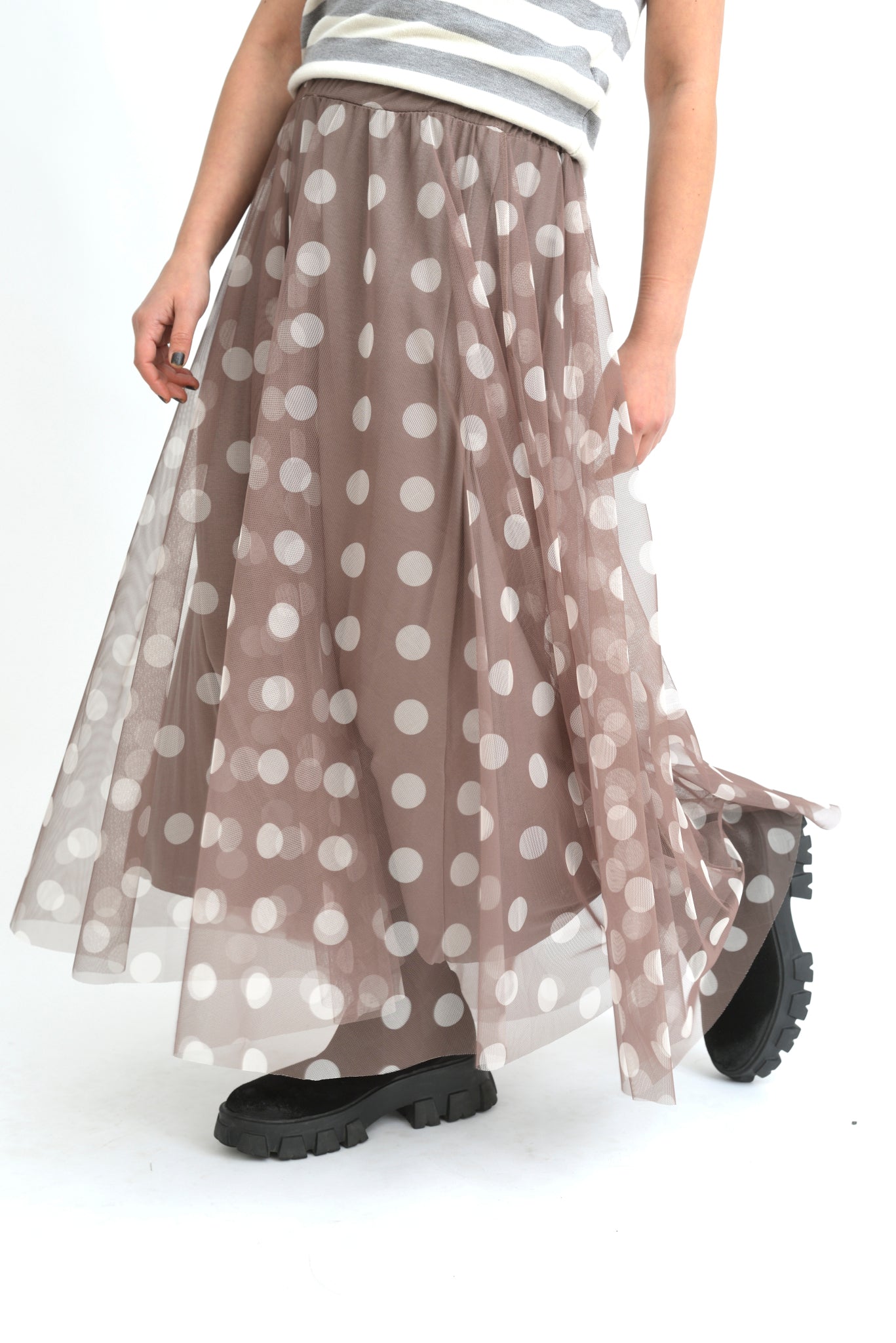 Vedere frontala a unei fuste din tul grej cu buline albe