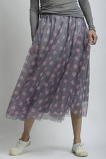 Fustă midi din tul lila, cu imprimeu buline mari albe, și jupă din tricot moale.