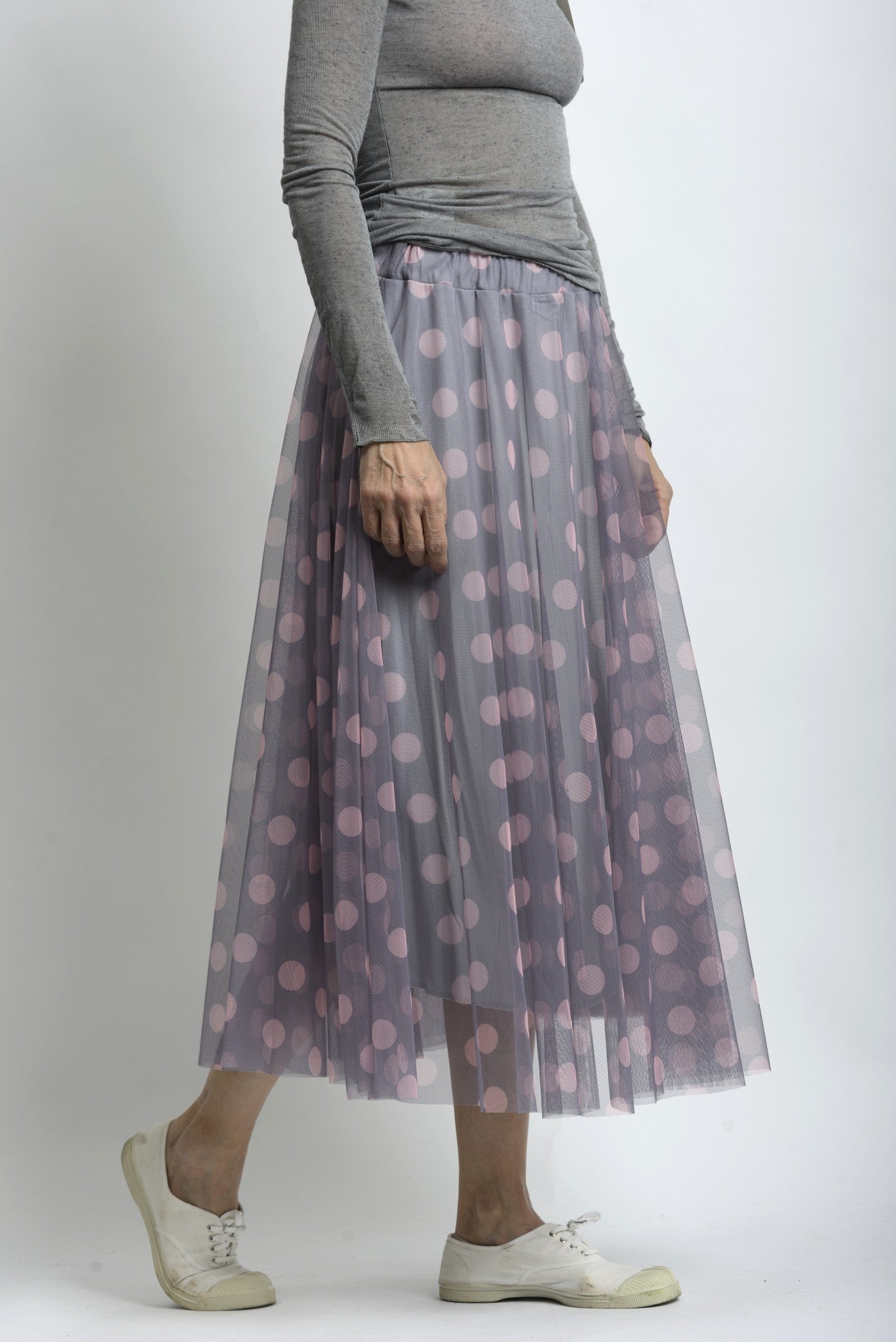 Fustă midi din tul lila, cu imprimeu buline mari albe, și jupă din tricot moale.